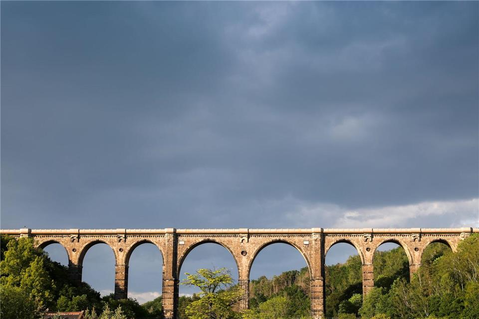 Mit dem Göhrener Viadukt überquert die Bahnstrecke Leipzig-Chemnitz die Zwickauer Mulde. Seit Jahren wird um einen zweigleisigen Ausbau der wichtigen Verkehrsader gerungen. Doch die Kosten dafür sind aus dem Ruder gelaufen. (Archivbild)Jan Woitas/dpa-Zentralbild/dpa