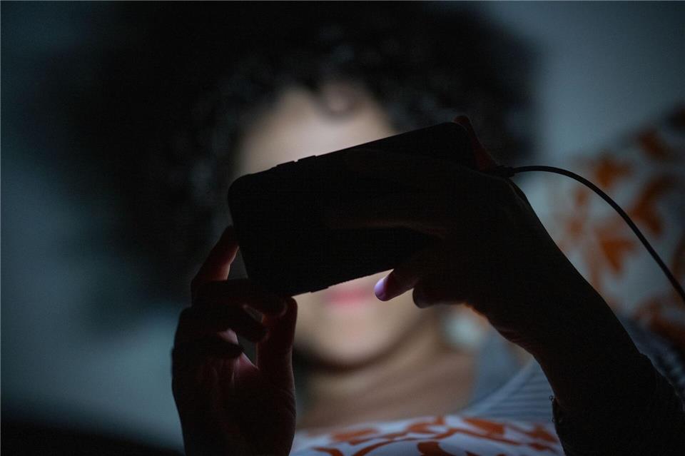 Mit dem Handy im Bett - das ist unter Umständen keine gute Idee und kann Schlafprobleme begünstigen. (Symbolbild)Sebastian Christoph Gollnow/dpa