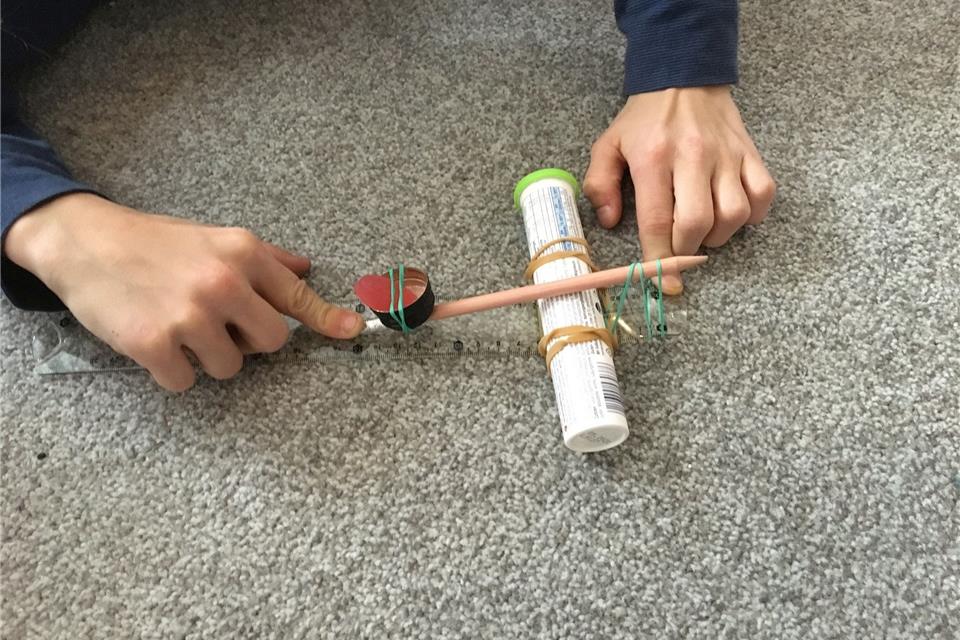 Mit dem Katapult kann man zum Beispiel Gummibärchen abschießen.