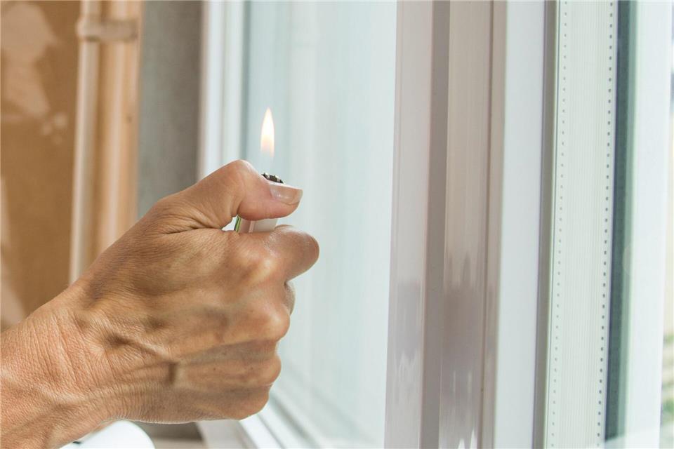 Mit dem Kerzen- oder Feuerzeugtest kann man Zweifach- und Dreifachverglasung sowie Wärmeschutzbeschichtungen erkennen: Violette Spiegelbilder deuten auf eine Beschichtung hin.Christin Klose/dpa-tmn