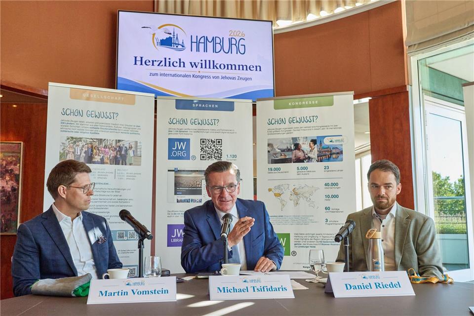 Mit dem Kongress wollen die Zeugen Jehovas ein trauriges Kapitel schließen, sagt der Sprecher von Jehovas Zeugen Norddeutschland, Michael Tsifidaris, mit Blick auf den Amoklauf in einem Hamburger Gemeindesaal im März 2023.Georg Wendt/dpa