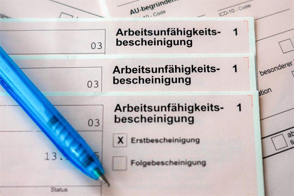 Mit dem Krankenstand der erwerbstätigen AOK-Mitglieder in Rheinland-Pfalz ging es im ersten Halbjahr 2026 nach unten. (Symbolbild)Sina Schuldt/dpa