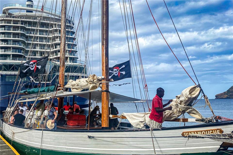 Mit dem Kreuzfahrtschiff werden die Inseln angesteuert, mit dem Schoner „Scaramouche“ zeigt Waltie seinen Gästen Filmschauplätze.Joachim Hauck/dpa-tmn