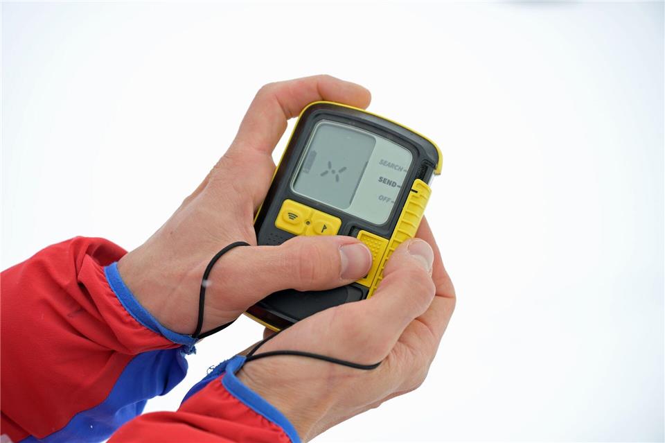 Mit dem Lawinenverschüttetensuchgerät (LVS) können Verschüttete unter dem Schnee geortet werden. (Symbolbild) Malin Wunderlich/dpa