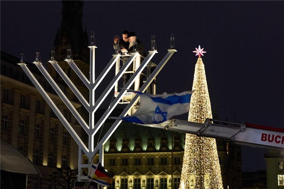 Mit dem Lichterfest Chanukka wird an die Wiedereinweihung des zweiten jüdischen Tempels in Jerusalem im Jahr 164 vor Christus erinnert.Georg Wendt/dpa