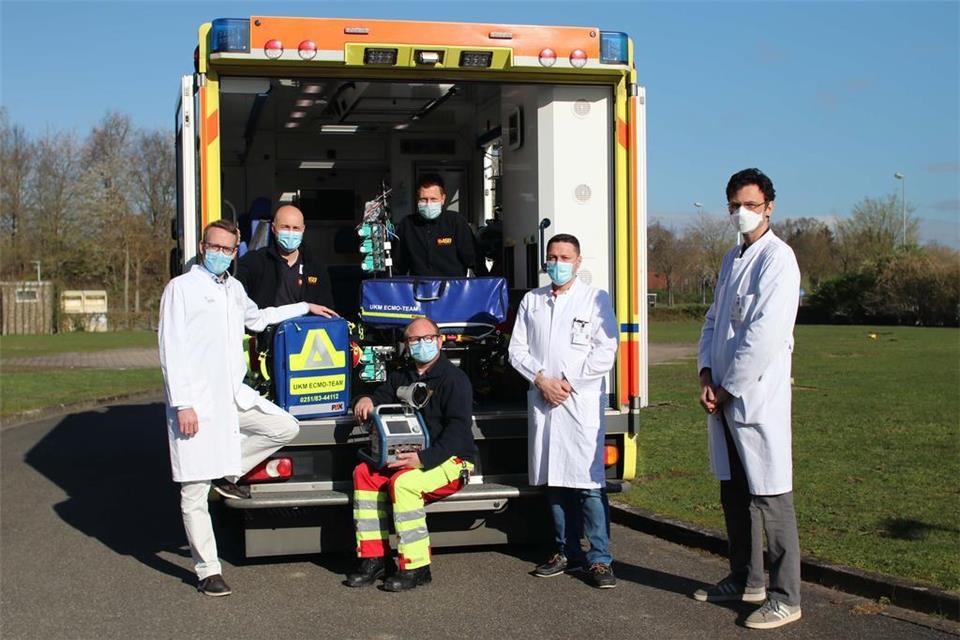 Mit dem Lungenersatzverfahren ECMO im Gepäck (v.l.): Dr. Jan Sackarnd und Dr. Felix Rosenow (UKM) mit Timo Reusch und Martin Everwin vom ASB Münster sowie Dr. Osama Ali und Prof. Dr. Angelo Dell’Aquila (UKM). 