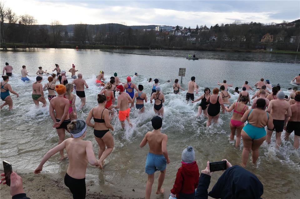 Mit dem Neujahrsschwimmen im Jenaer Schleichersee wird es 2026 nichts - der See ist von Eis überzogen. (Archivbild)Bodo Schackow/dpa