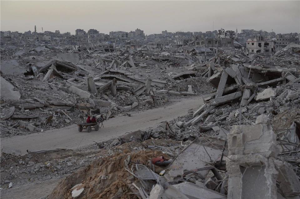 Bilder des Tages Mit dem Pferdewagen durch die Trümmer von GazaAbdel Kareem Hana/AP/dpa