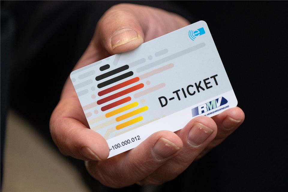 Mit dem Preis fürs Deutschlandticket steigen auch die Preise für hessische Nahverkehrstickets. (Archivfoto)Boris Roessler/dpa