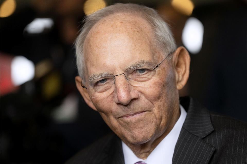 Mit dem Pullover gegen die Kälte: Wolfgang Schäuble.