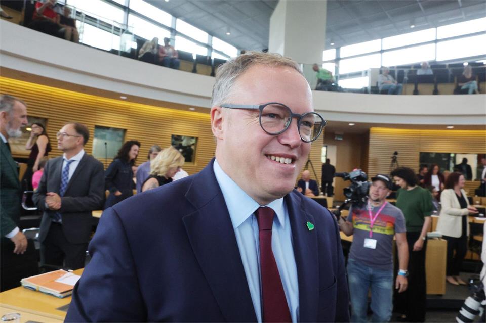 Mit dem Scheitern des Misstrauensvotum gegen ihn sieht Ministerpräsident Mario Voigt (CDU) seinen Rücken gestärkt. Bodo Schackow/dpa