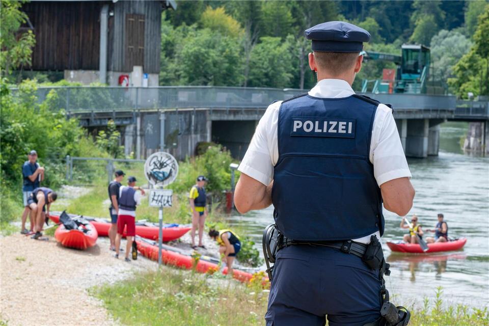 Mit dem Schlauchboot auf der Isar zu fahren ist beliebt - kann aber nicht ganz ungefährlich sein. (Archivbild)Peter Kneffel/dpa