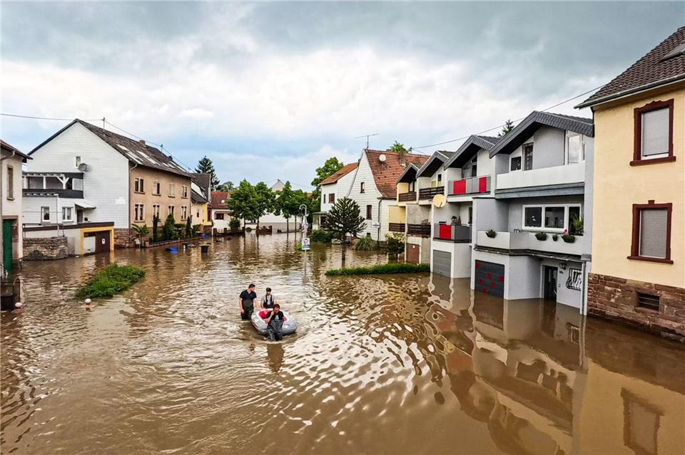 Mit dem Schlauchboot war die Freiwillige Feuerwehr beim Pfingsthochwasser 2024 auf den Straßen in Kleinblittersdorf im Einsatz. (Archivbild) Andreas Arnold/dpa
