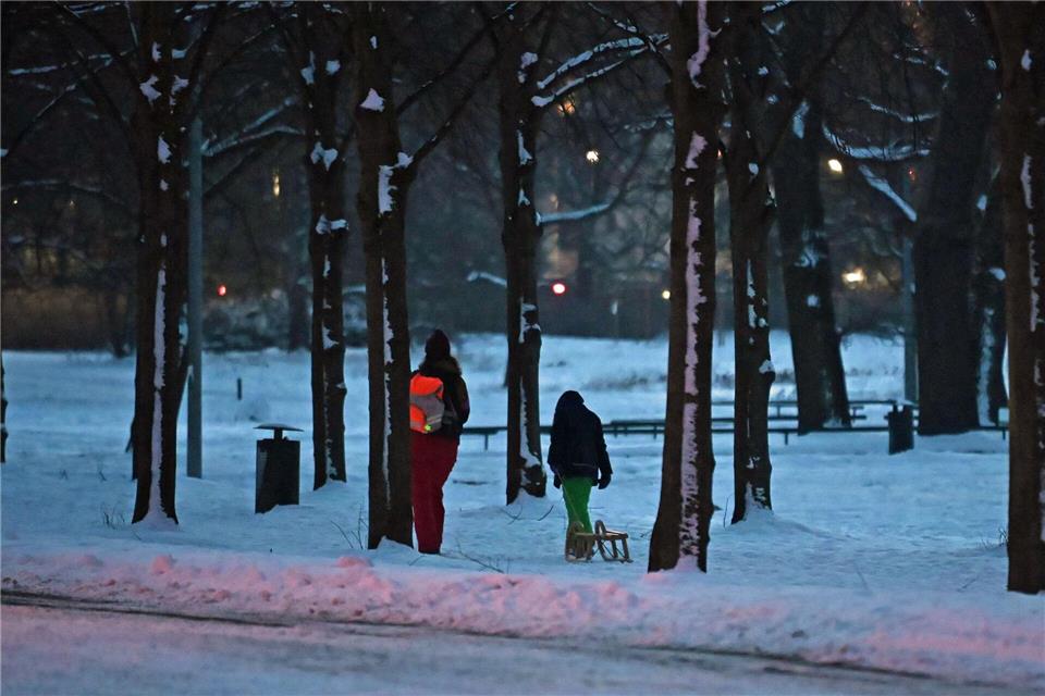 Mit dem Schlitten durch den Schnee – in Hannover geht das derzeit.Shireen Broszies/dpa