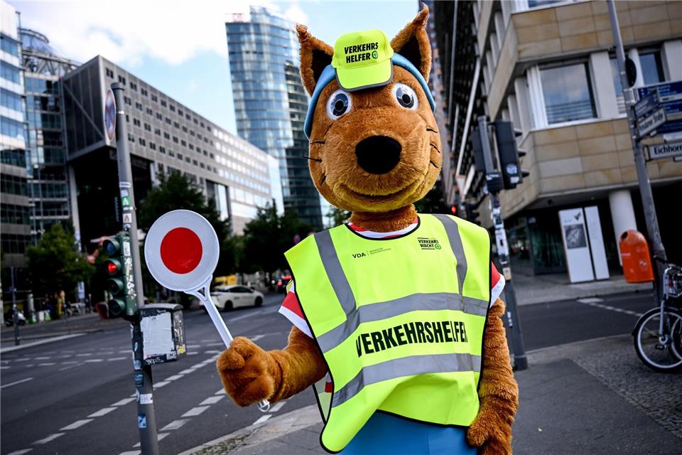 Mit dem Schulanfang steigt auch der Verkehr in der Stadt. Die Berliner Verkehrswacht möchte mit Maskottchen Emil Eichhörnchen auf die Gefahren im Straßenverkehr hinweisen.Britta Pedersen/dpa