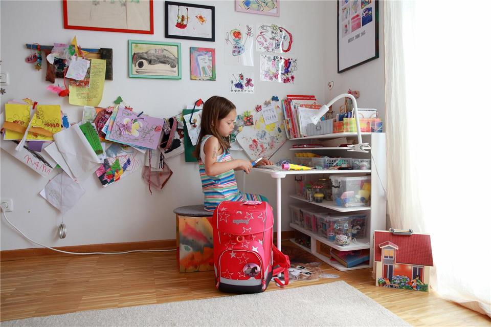Mit dem Schulbeginn zieht ein neues Möbelstück ins Kinderzimmer: der Schreibtisch.picture alliance / dpa-tmn