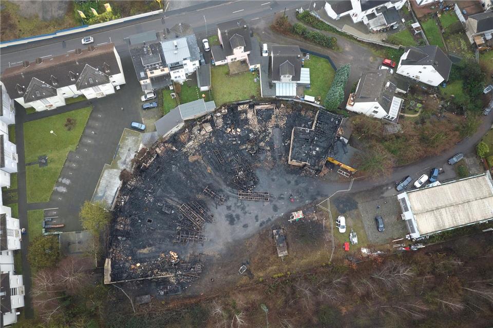 Mit dem Schuppen verbrannten auch Karnevalswagen. (Archivbild)Thomas Frey/dpa
