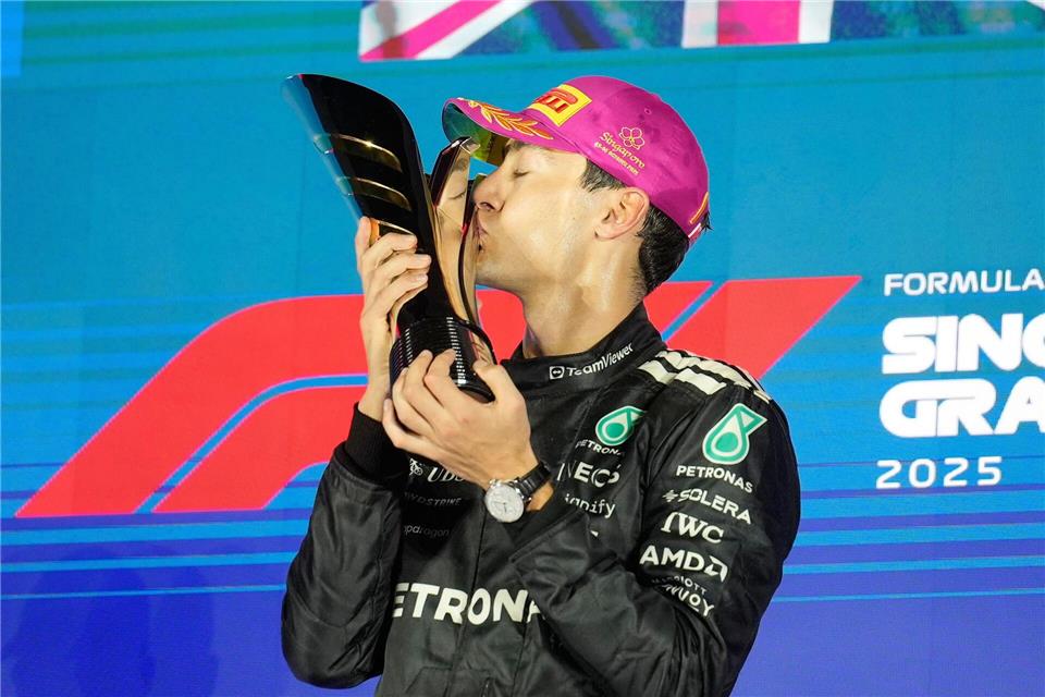 Russell und Antonelli auch 2026 bei Mercedes Mit dem Sieg in Singapur betrieb Russell auch noch mal Werbung in eigener Sache. (Archivbild)Vincent Thian/AP/dpa