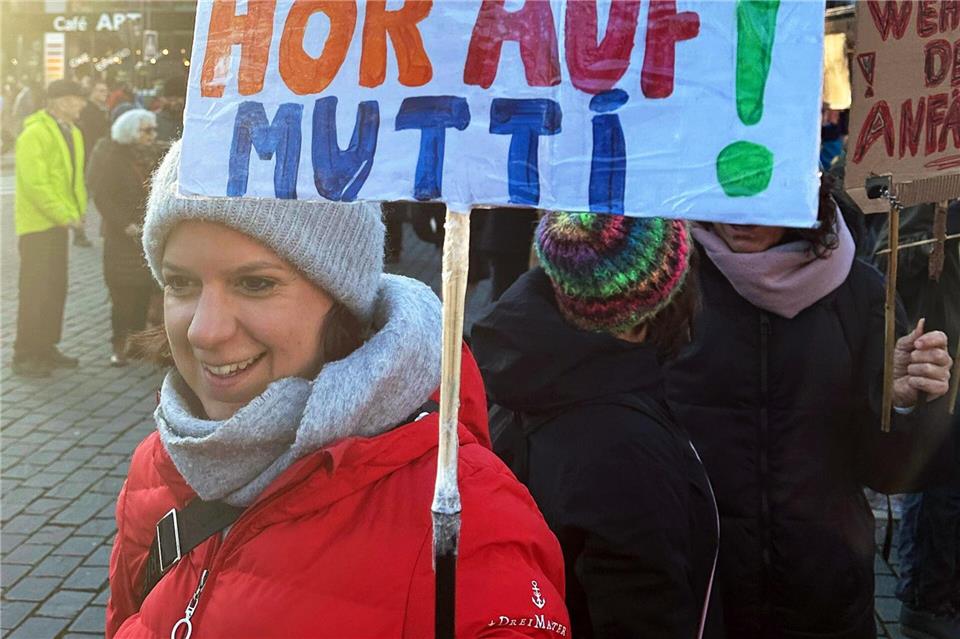 Mit dem Slogan „Fritz hör auf Mutti“ spielt eine Demonstrationsteilnehmerin in Köln darauf an, dass Altkanzlerin Angela Merkel ihre Partei dazu aufgerufen hat, nicht mit der AfD zusammen abzustimmen. Christoph Driessen/dpa