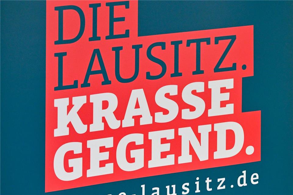 Mit dem Slogan als neue Beschriftung soll ab 6. Oktober ein Regionalexpress von Dessau über Berlin nach Senftenberg rollen. (Symbolbild)Patrick Pleul/dpa