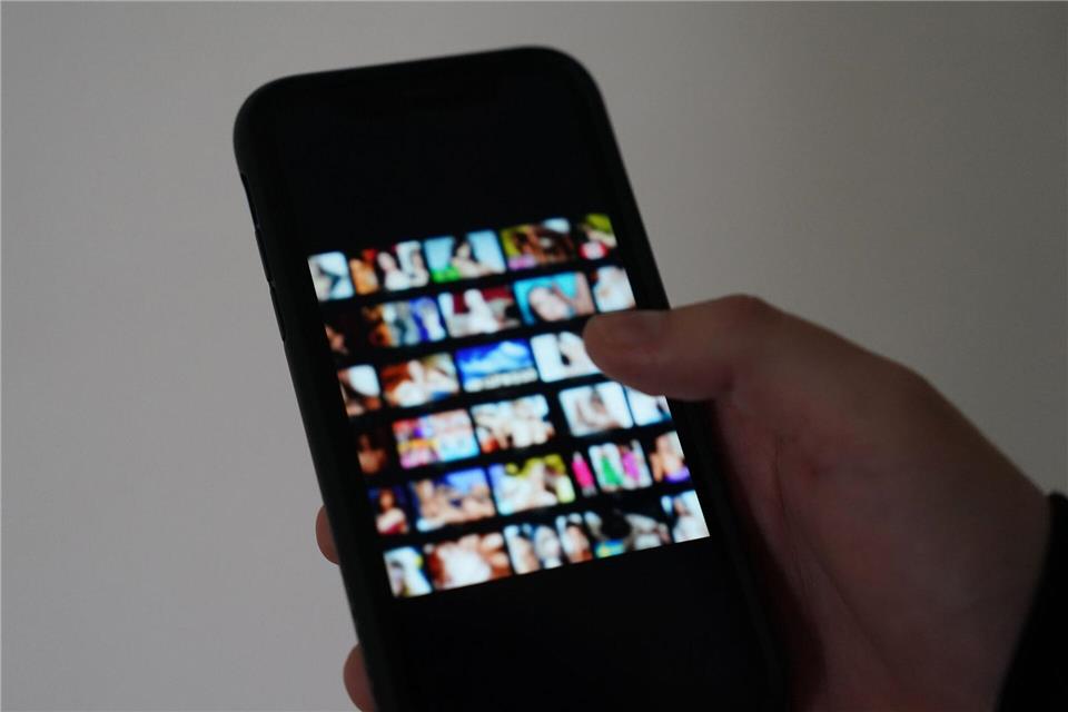 Mit dem Smartphone lassen sich Fotos über soziale Medien verbreiten. (Symbolbild)  Marcus Brandt/dpa
