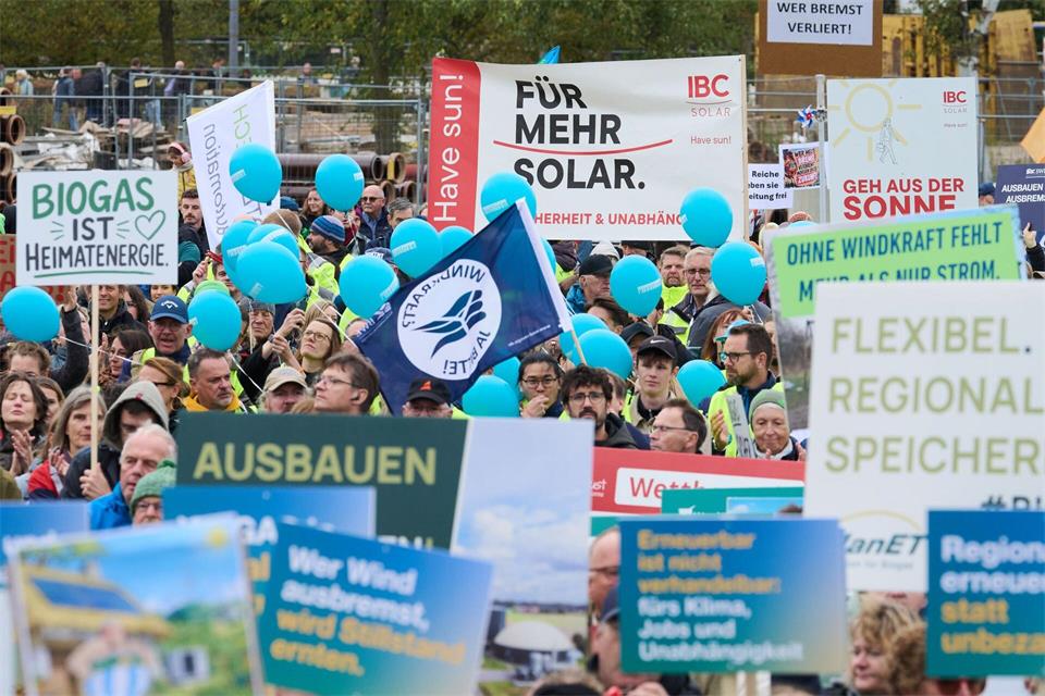Mit dem Sprechchor „Erneuerbar, unverzichtbar“ machten die Demonstranten auf ihre Forderungen aufmerksam.Soeren Stache/dpa