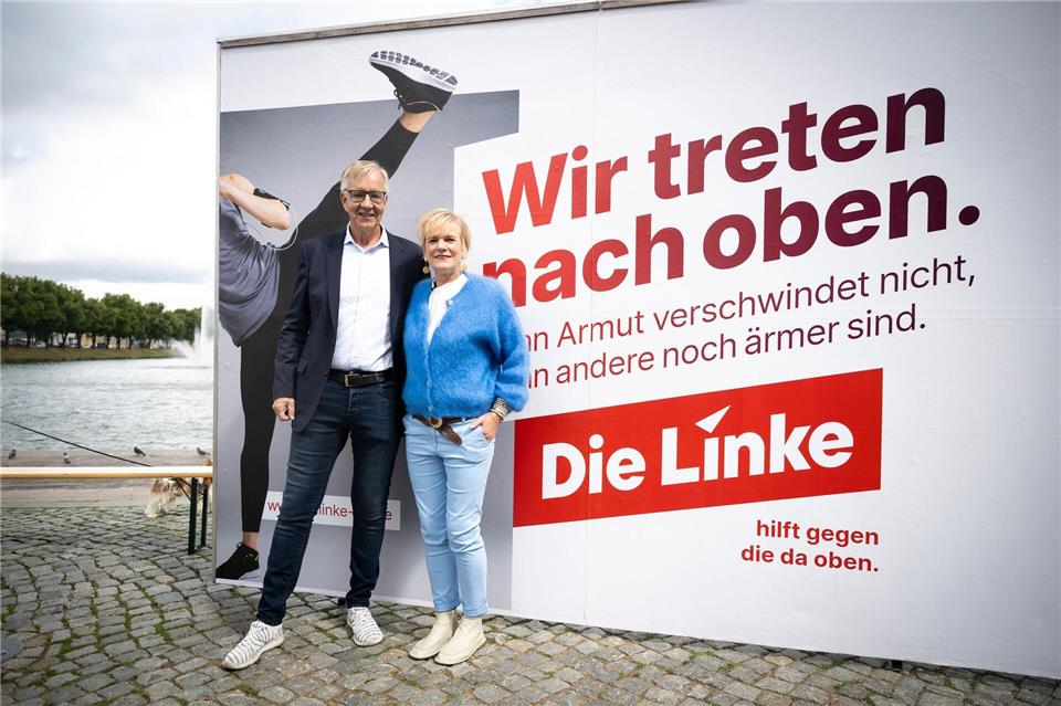 Mit dem Spruch „Wir treten nach oben“ illustriert die Linke ihre Forderung nach Wiedereinführung der Vermögensteuer in Deutschland. Philip Dulian/dpa