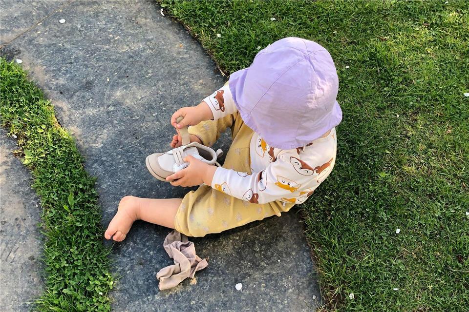 Mit dem Sticker-Trick gelingt es Kleinkindern, den rechten und den linken Schuh nicht zu vertauschen.Amelie Breitenhuber/dpa-tmn