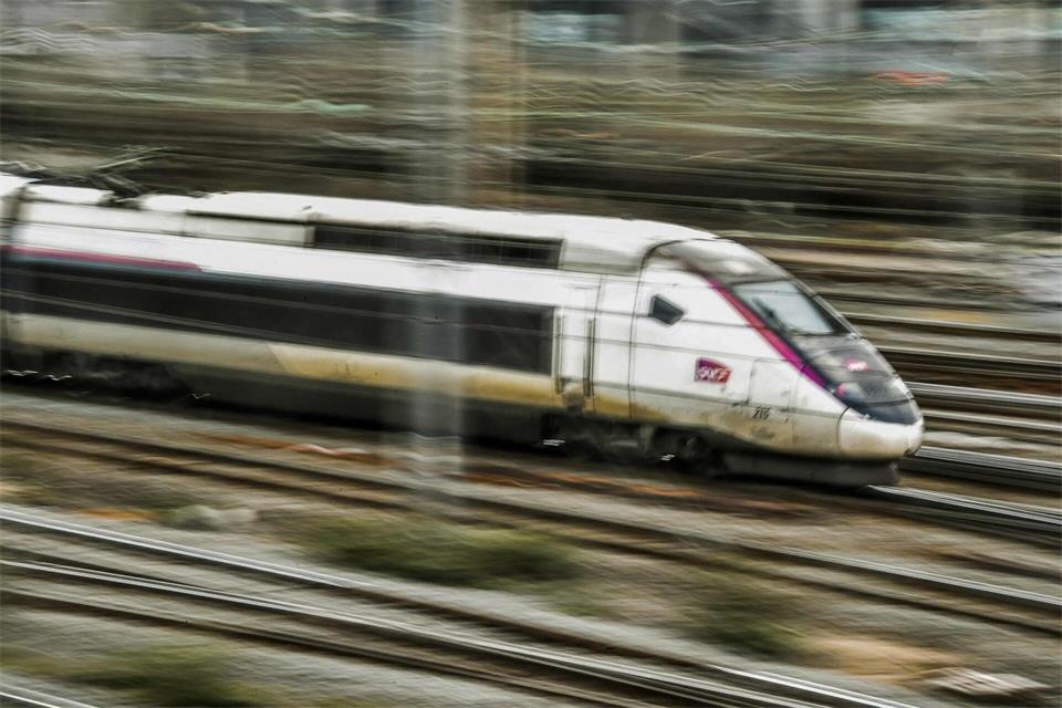 Mit dem TGV kommen Bahnreisende aus München künftig öfter ohne Umsteigen nach Paris - und etwas schneller. (Archivbild) Philippe Huguen/AFP/dpa
