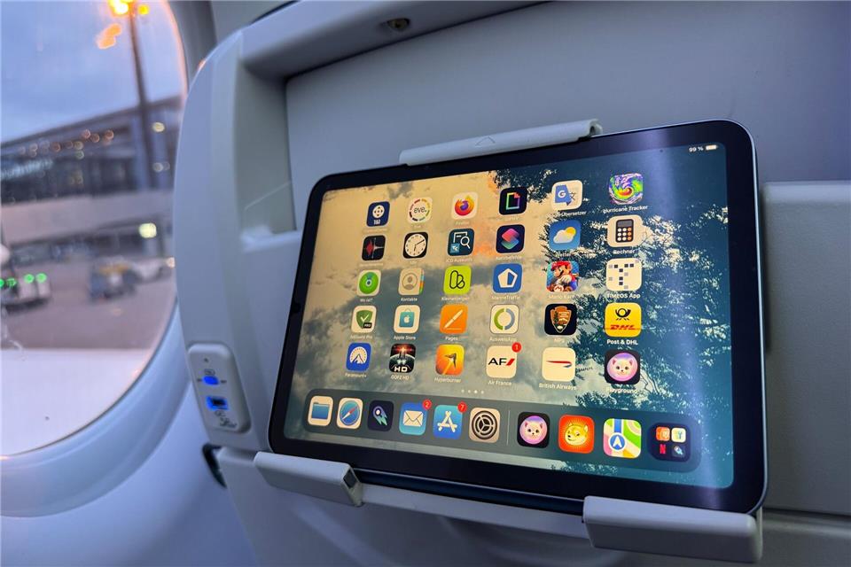 Mit dem Tablet über den Wolken im Netz surfen: Das geht in immer mehr Flugzeugen und dank Satelliteninternet auch in teils beachtlicher Bandbreite.Till Simon Nagel/dpa-tmn