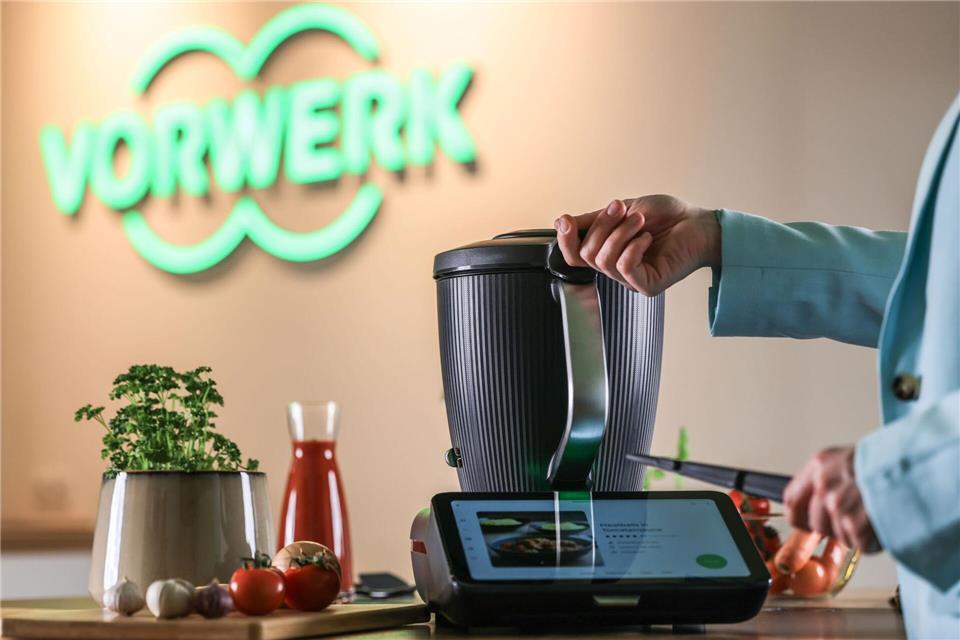Mit dem Thermomix kann man unter anderem Lebensmittel zerkleinern, vermischen und erhitzen.Oliver Berg/dpa