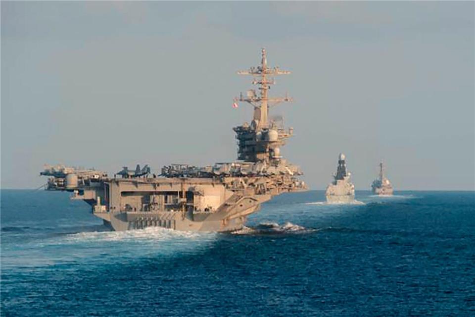 Mit dem US-Flugzeugträger USS Abraham Lincoln (vorn links) haben die USA bereits Anfang des Jahres ihre Präsenz im Nahen Osten verstärkt. (Archivbild)Zachary Pearson/U.S. Navy via AP/dpa