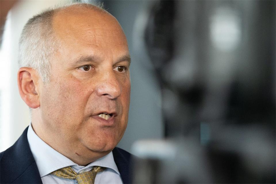 Mit dem Vereinsverbot setze man ein Zeichen gegen das Erstarken des Antisemitismus, erklärte Hessens Innenminister Roman Poseck (CDU).Boris Roessler/dpa