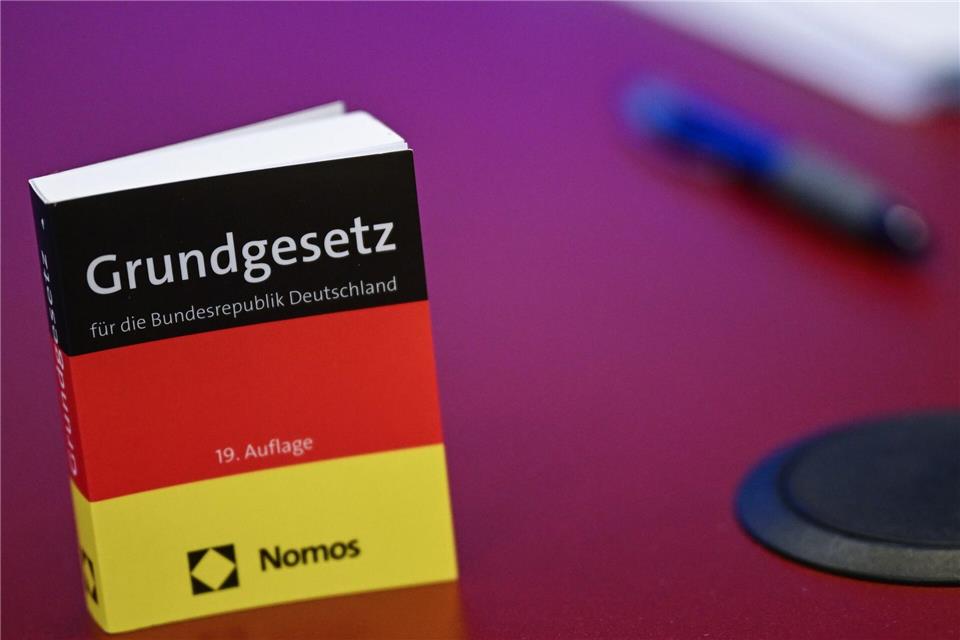 Mit dem Verfassungstreue-Check für Beamte will Brandenburg Extremisten aus dem Staatsdienst fernhalten. Es wird geprüft, ob die Kandidaten mit Bestrebungen gegen die freiheitlich-demokratische Grundordnung aufgefallen sind. (Symbolbild)Britta Pedersen/dpa