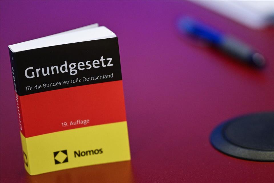 Mit dem Verfassungstreue-Check für angehende Beamte geht Brandenburg Hinweisen auf verfassungsfeindlichen Tendenzen nach. (Symbolbild)Britta Pedersen/dpa