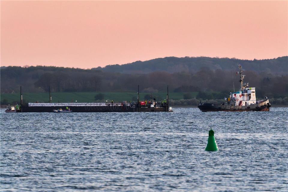 Mit dem Wal in der Barge nahm der Schleppverband Kurs auf die Nordsee Marcus Golejewski/dpa