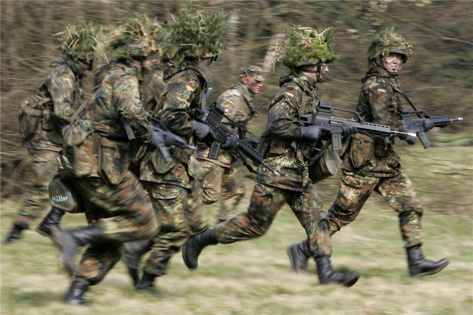 Was beim Wehrdienst geplant ist und worüber gestritten wird Mit dem Wehrdienstgesetz erhofft sich die Regierung mehr Klarheit darüber, wie viele junge Menschen für die Truppe in Frage kämen, und auch mehr Freiwillige. Frank May/dpa