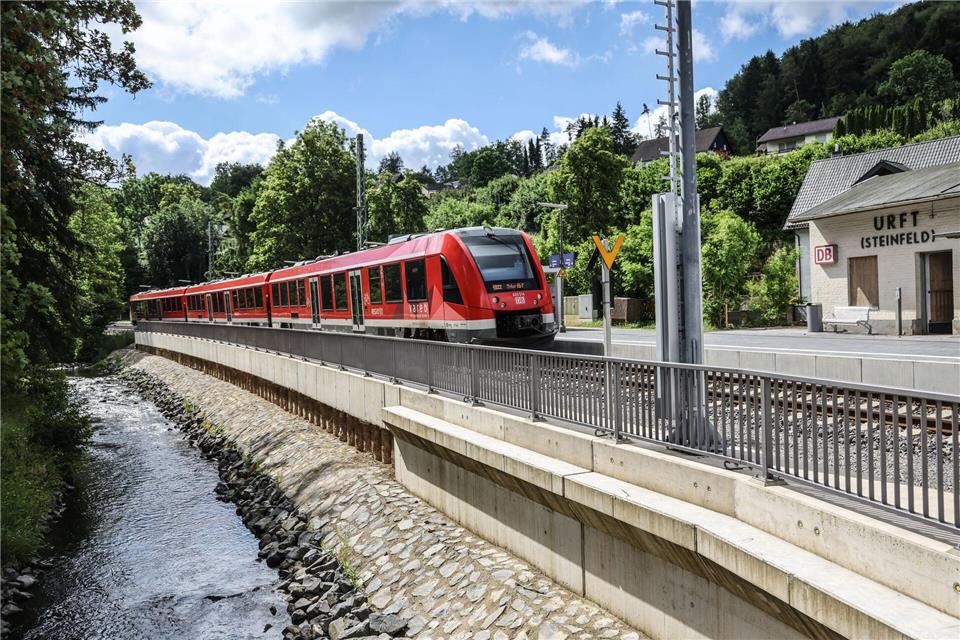 Mit dem Wiederaufbau des Schienennetzes hat die Deutsche Bahn auch die Elektrifizierung in Angriff genommen.Oliver Berg/dpa