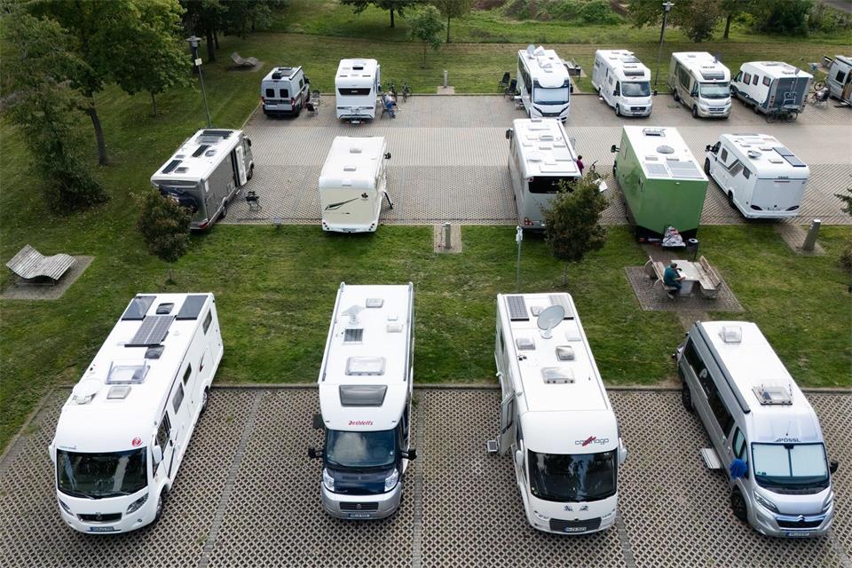 Mit dem Wohnmobil lässt sich auch eine Reise zur nächsten Landesgartenschau planen.Florian Wiegand/dpa