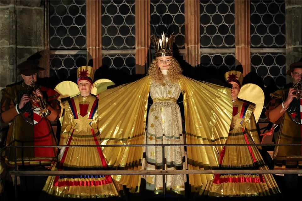 Mit dem feierlichen Prolog eröffnet Nora Falk, das neue Nürnberger Christkind, auf der Empore der Frauenkirche offiziell den Nürnberger Christkindlesmarkt 2025.Daniel Karmann/dpa