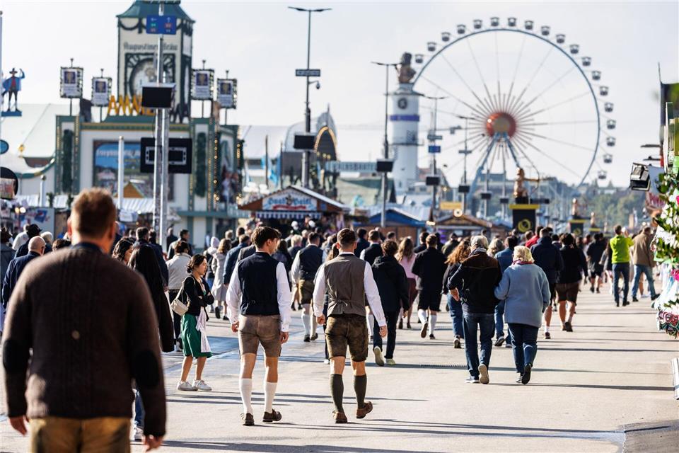 Mit dem langen Wochenende startet die Wiesn in ihren Endspurt. (Archiv)Matthias Balk/dpa