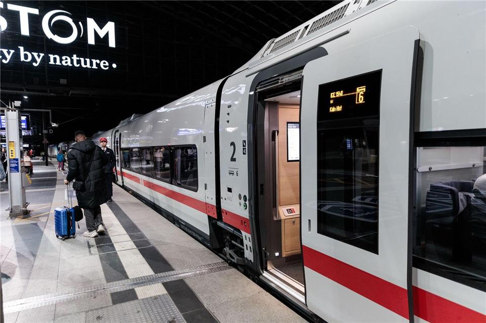 Mit dem neuen Fahrplan hat die Deutsche Bahn auch ein ganz neues Zug-Modell in Betrieb genommen. Auf der Strecke Berlin-Köln werden ab heute neue ICE L eingesetzt. Die Besonderheit: Sie kommen beim Einstieg ohne Treppen aus.Carsten Koall/dpa