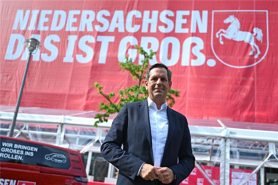 Mit dem neuen Slogan solle Niedersachsen bodenständig bleiben, sich aber nicht klein machen, sagt Olaf Lies.Elisa Schu/dpa