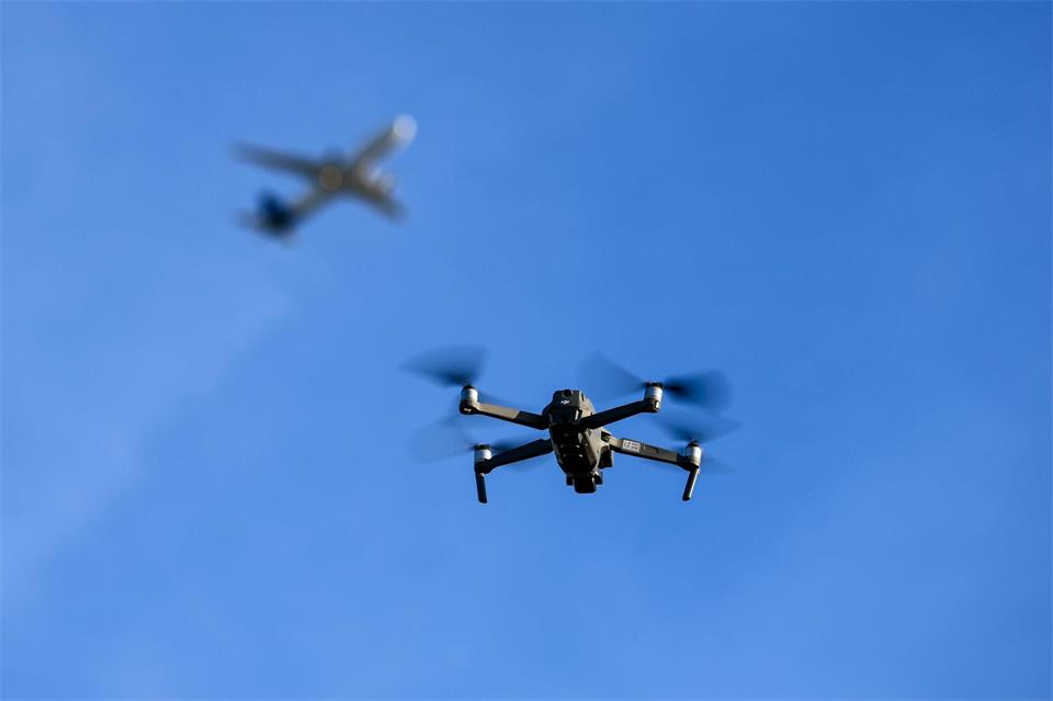 Mit dem neuen System sollen Drohnen schneller identifiziert werden können. (Symbolbild)Jan Woitas/dpa