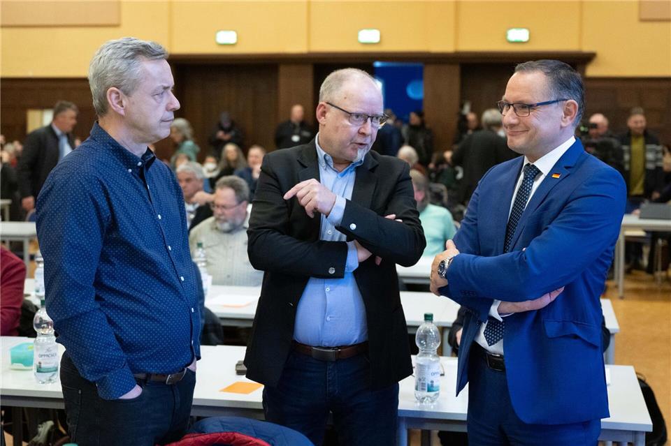 Mit dem sächsischen Landtagsabgeordneten, Roberto Kuhnert (Mitte), teilt sich der AfD-Vorsitzende, Tino Chrupalla (rechts), zwei Bürgerbüros. (Archivfoto)Sebastian Kahnert/dpa