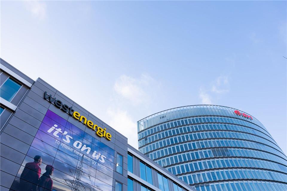 Mit dem selbstbewussten Spruch: „it’s on us“ - zu deutsch etwa: „Es liegt an uns“ verweist der Energiekonzern Eon auf seinen Anspruch, ein wichtiges Unternehmen bei der Energiewende zu sein.Rolf Vennenbernd/dpa