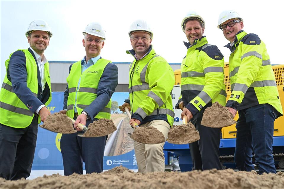 Mit dem symbolischen Spatenstich starten sie den Bau der neuen Wasserstoffpipeline in Ostfriesland.Lars Penning/dpa