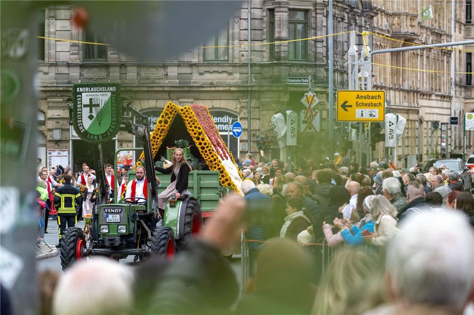 Mit dem traditionellen Erntedank-Festzug bedanken sich die Fürther auf ihrer traditionellen Michaelis-Kirchweih für die Ernte.Pia Bayer/dpa