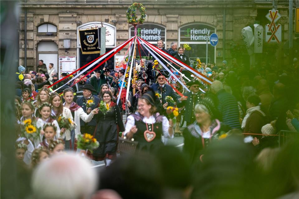 Mit dem traditionellen Erntedank-Festzug bedanken sich die Fürther auf ihrer traditionellen Michaelis-Kirchweih für die Ernte.Pia Bayer/dpa