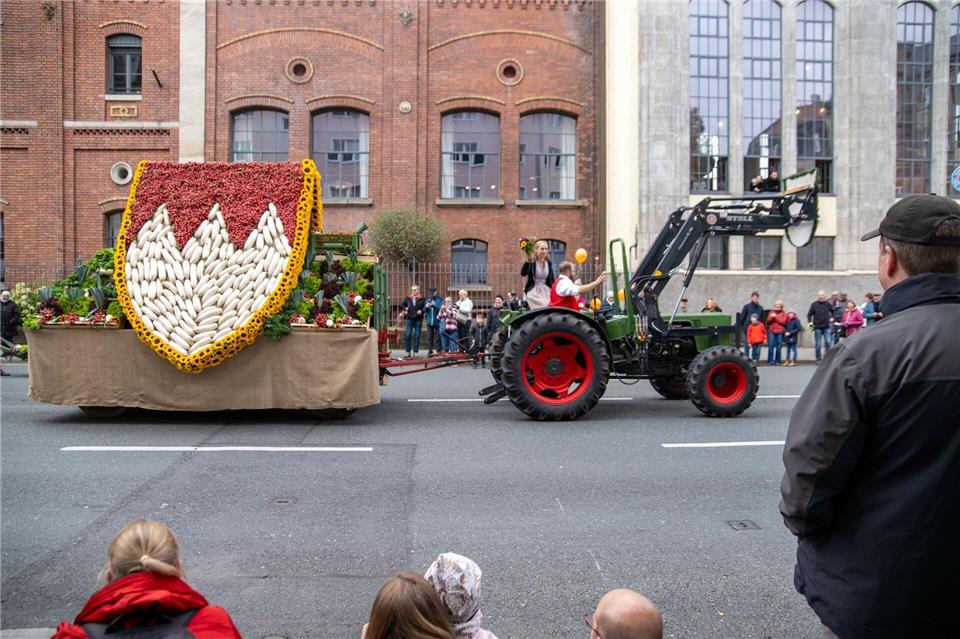 Mit dem traditionellen Erntedank-Festzug bedanken sich die Fürther auf ihrer traditionellen Michaelis-Kirchweih für die Ernte.Pia Bayer/dpa